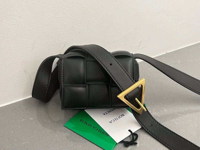 보테가 베네타 미니 패딩 카세트백
