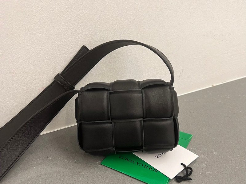 보테가 베네타 미니 패딩 카세트백