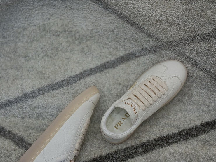 프라다 레인 사슴 가죽 스니커즈