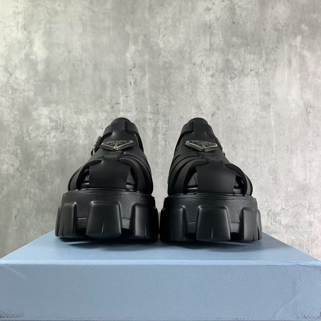 국내) 프라다 러버 모놀리스 샌들 38