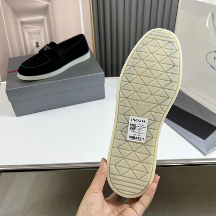 프라다 스웨이드 로퍼