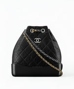 샤넬 가브리엘 백팩 스몰 곡선형 퀼팅 바디와 체인 스트랩, 더블 C 로고 디테일 전면 이미지