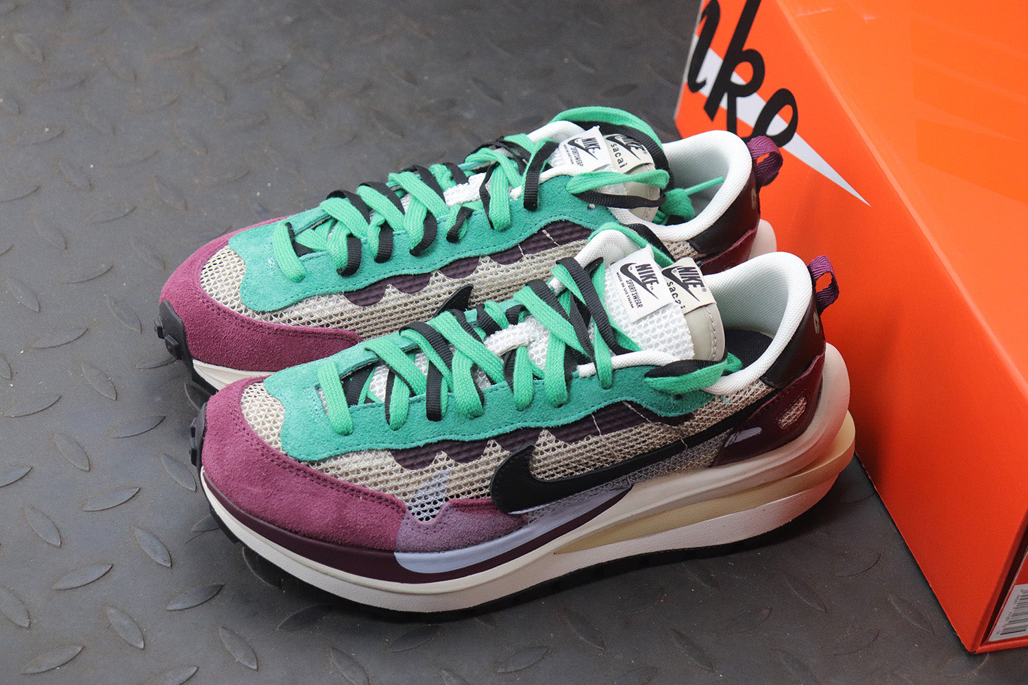 나이키 X 사카이 베이퍼와플 스트링 블랙 빌런 레드