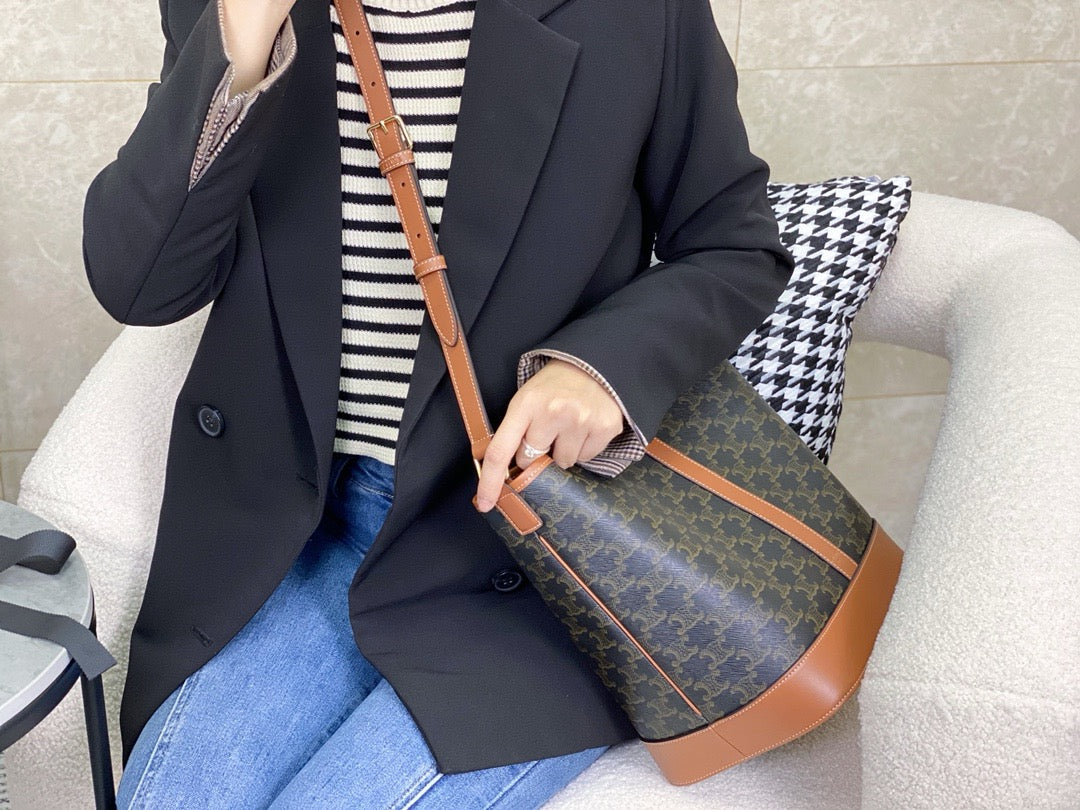 셀린느 트리옹프 버킷백 미디움