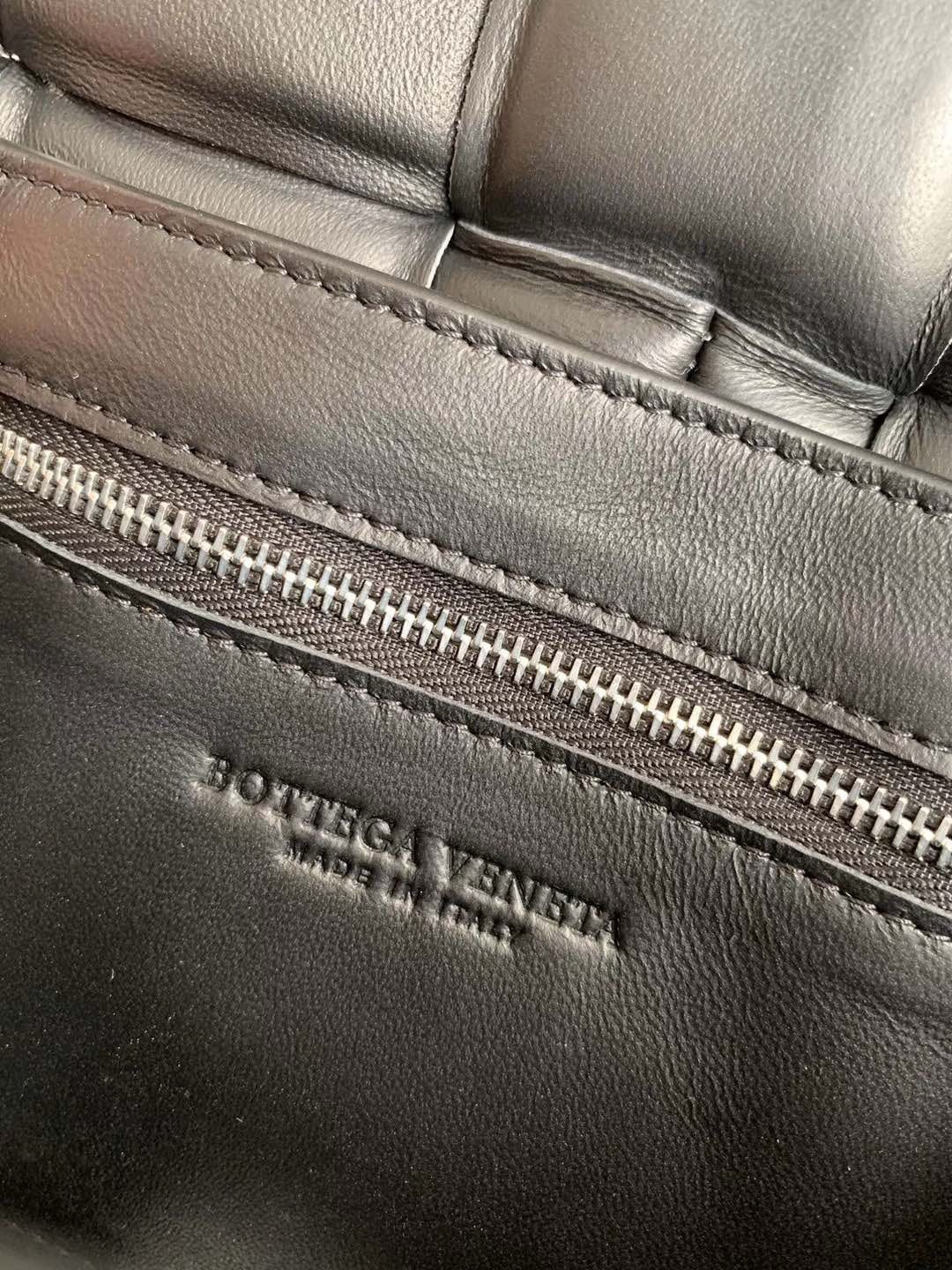 보테가 베네타 패딩 카세트백