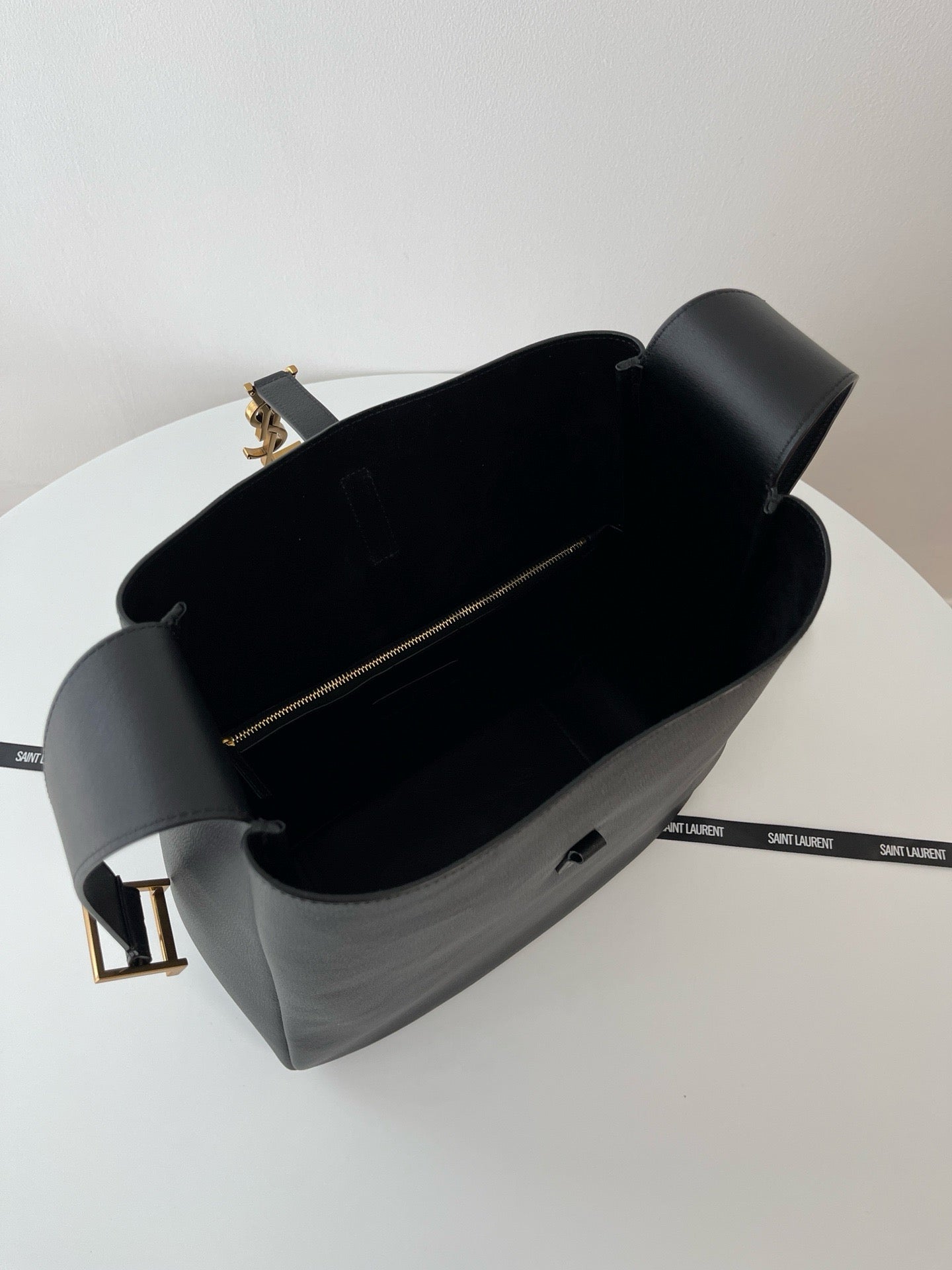 생로랑 LE 5À7 서플 라지 그레인 레더