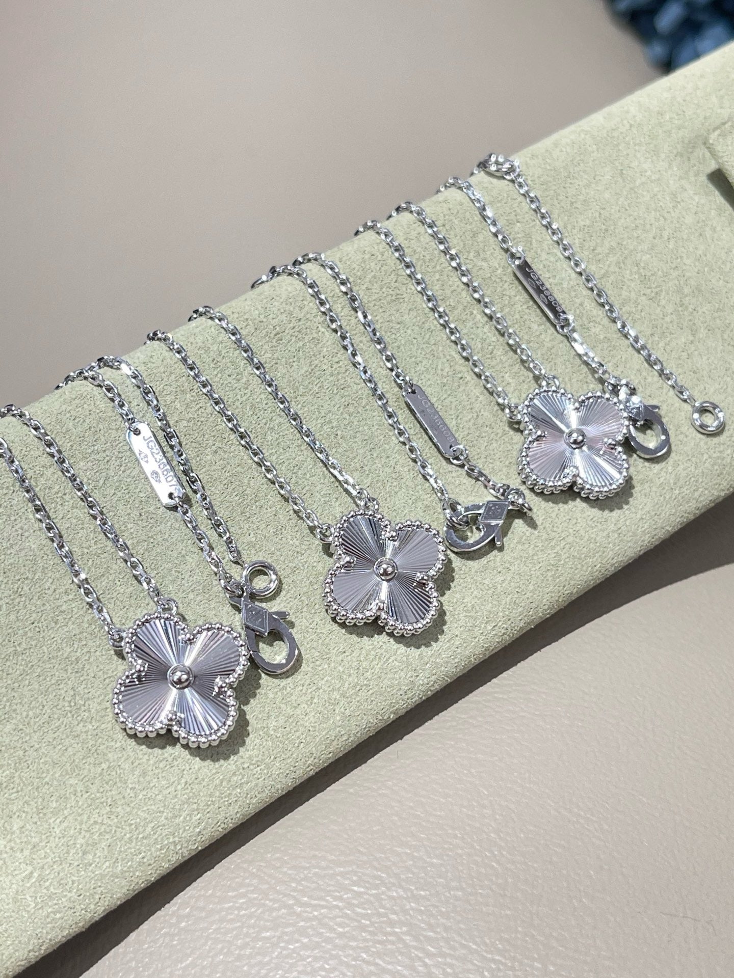 반클리프 기요세 빈티지 네크리스 (18K)