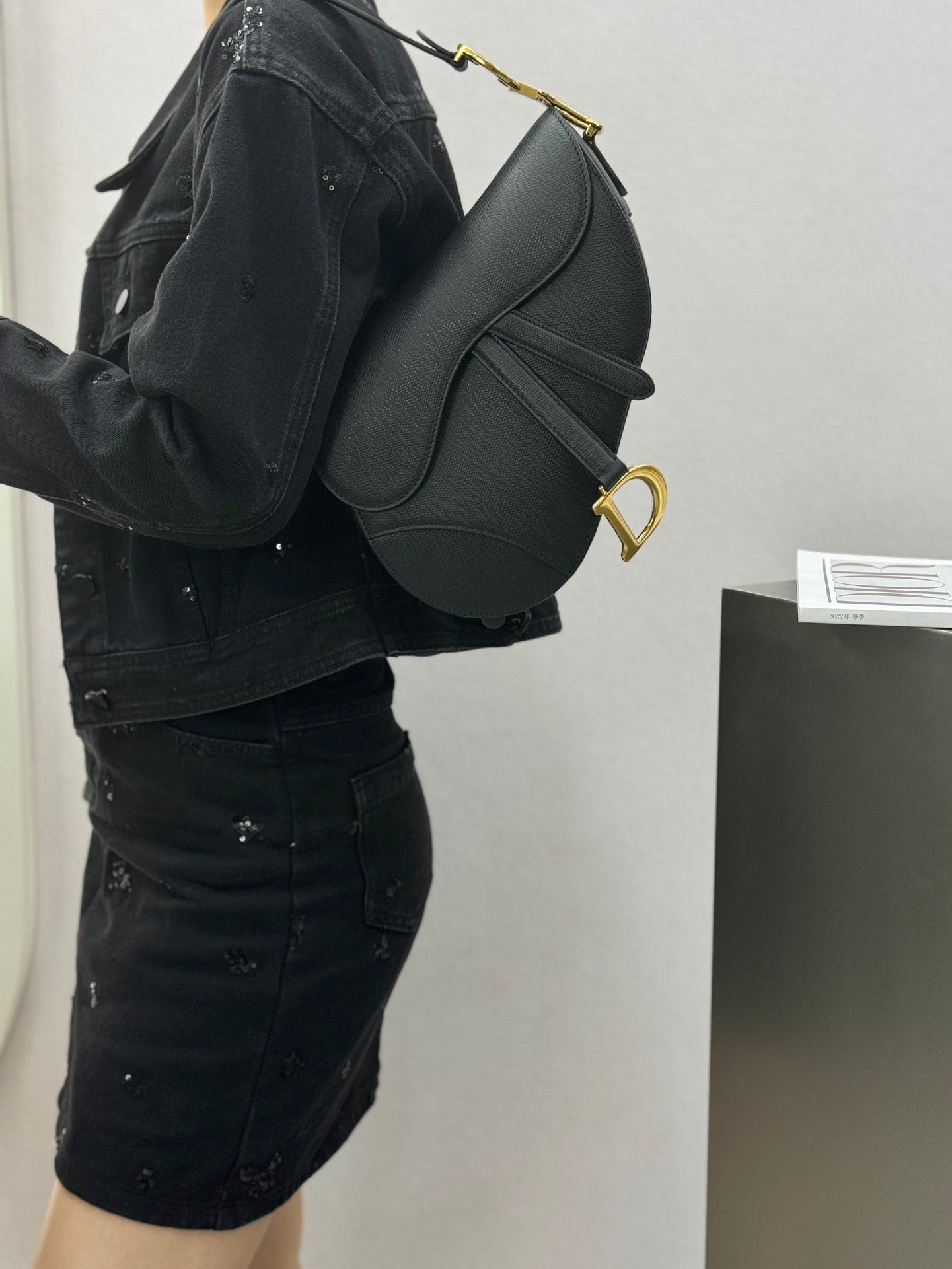 디올 새들 스트랩백 그레인 미디움