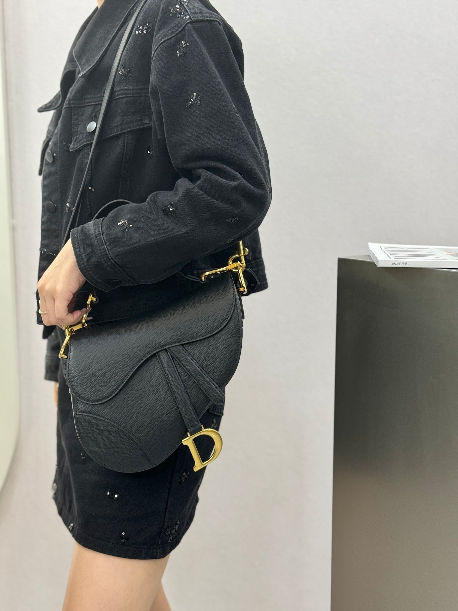디올 새들 스트랩백 그레인 미디움