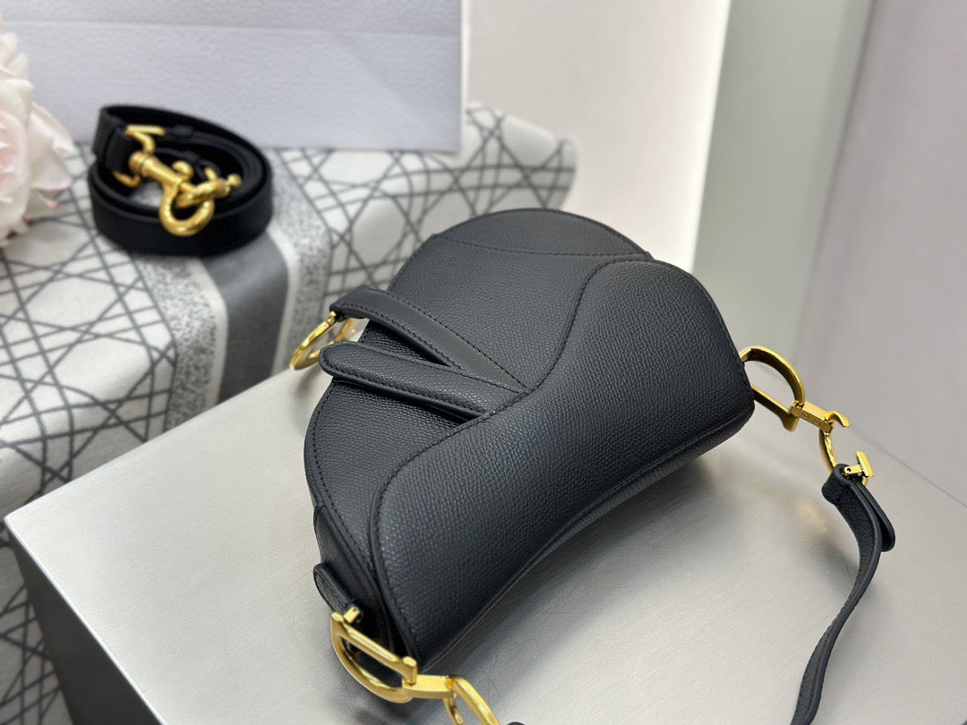 디올 새들 스트랩백 그레인 미니