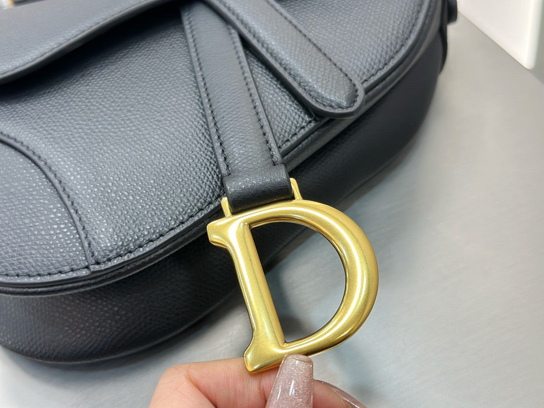 디올 새들 스트랩백 그레인 미니