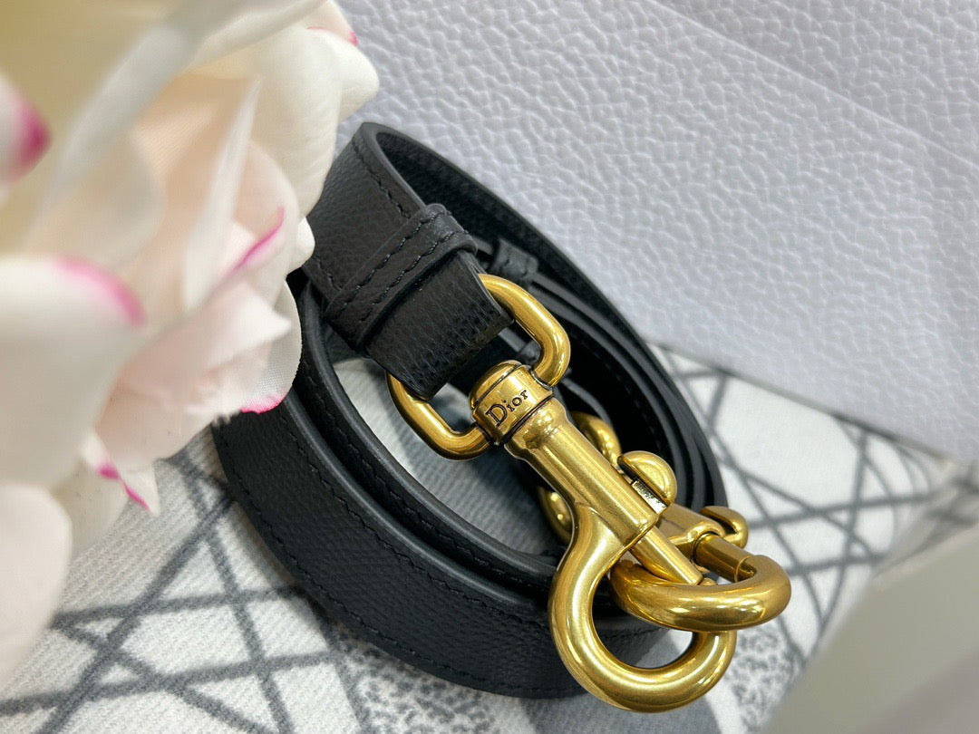 디올 새들 스트랩백 그레인 미니