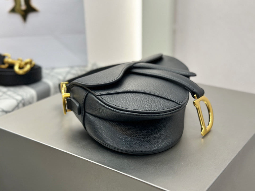 디올 새들 스트랩백 그레인 미니