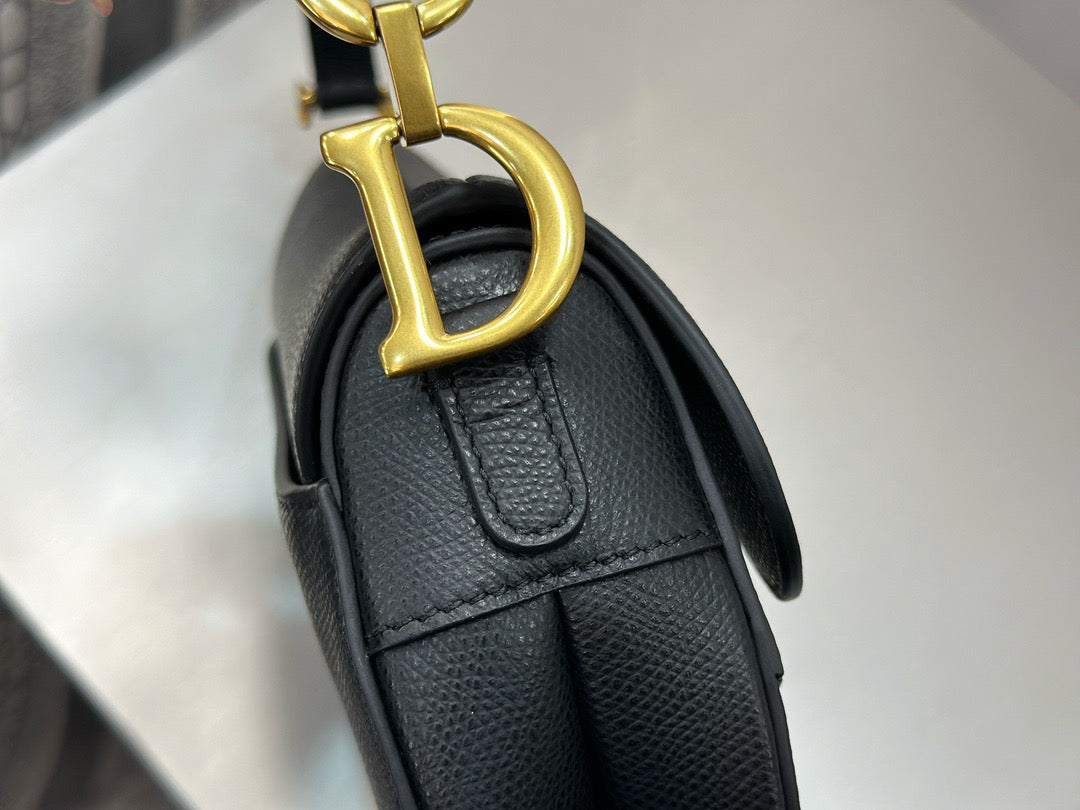 디올 새들 스트랩백 그레인 미니