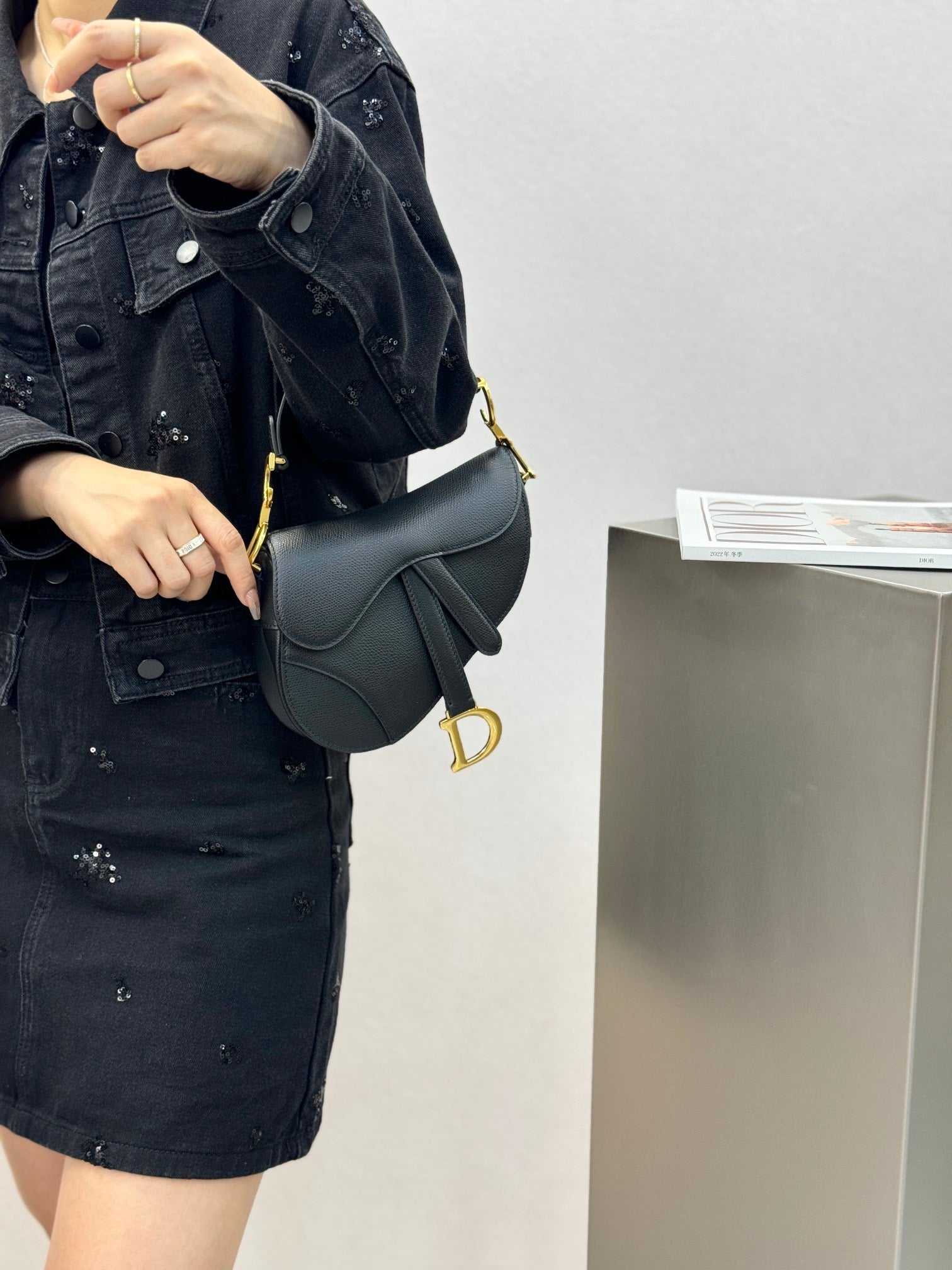 디올 새들 스트랩백 그레인 미니