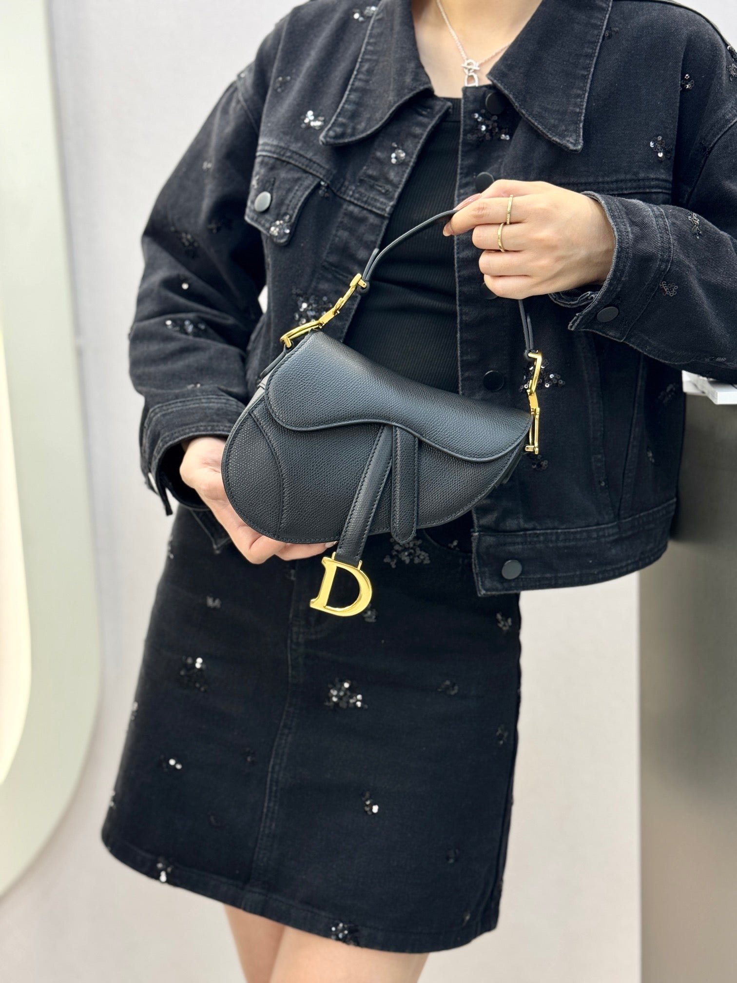 디올 새들 스트랩백 그레인 미니