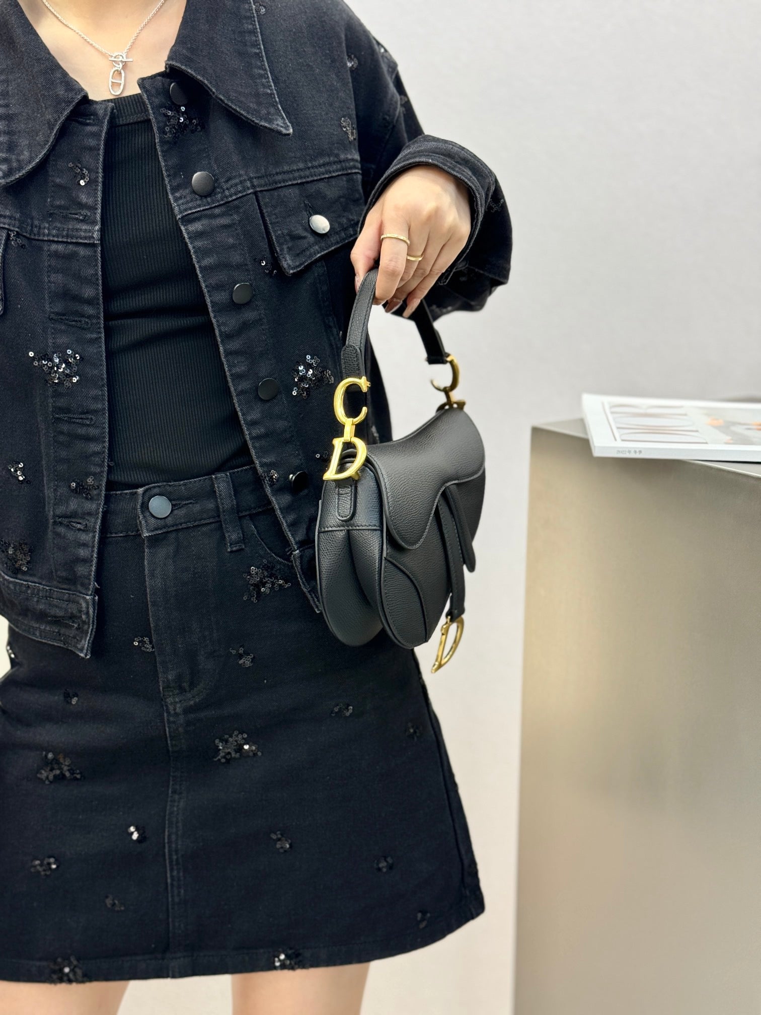 디올 새들 스트랩백 그레인 미니