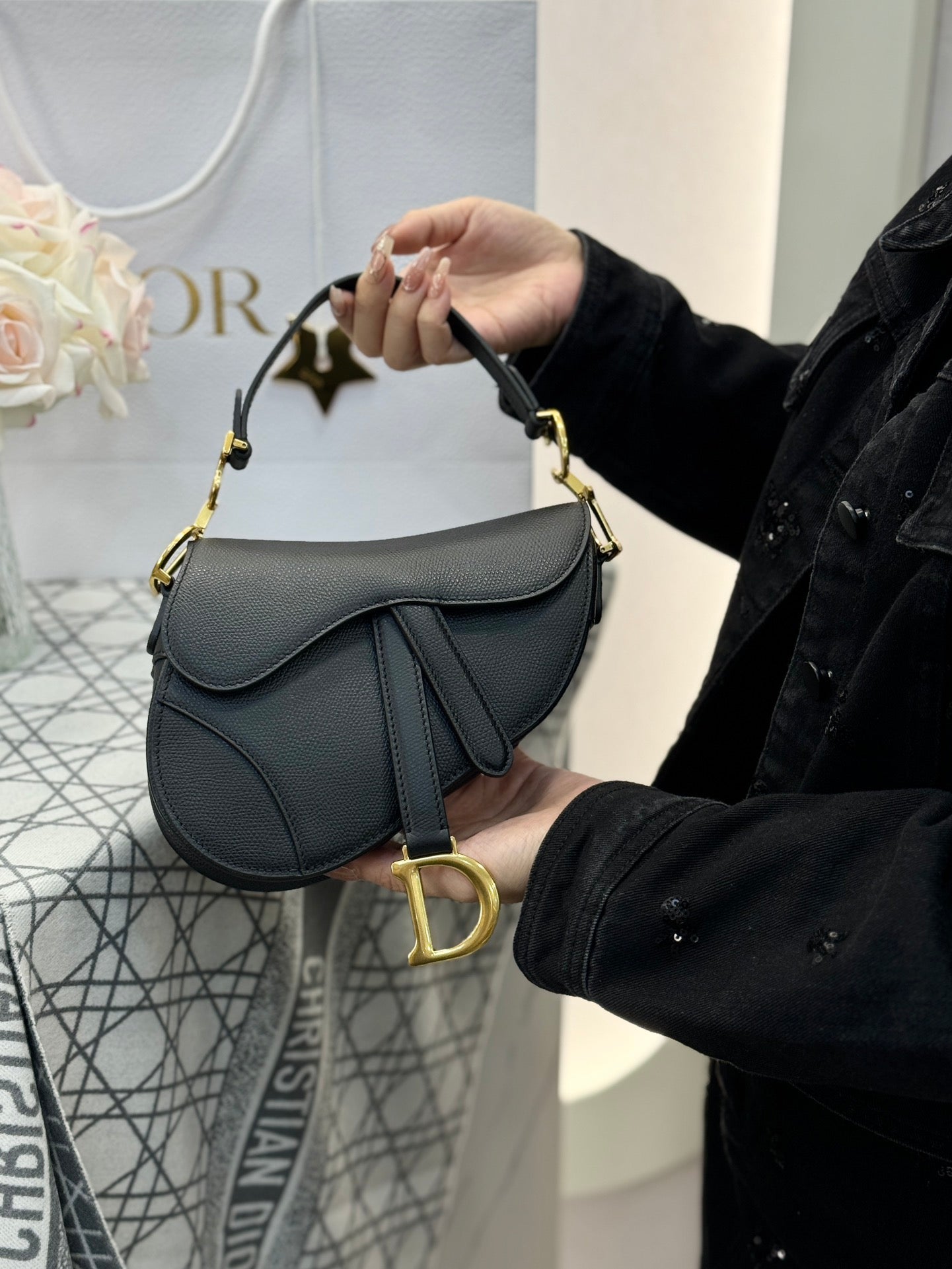 디올 새들 스트랩백 그레인 미니