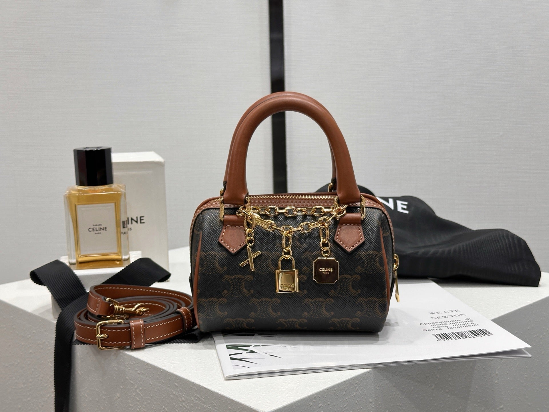 셀린느 트리옹프 카바스 미니 보스턴백