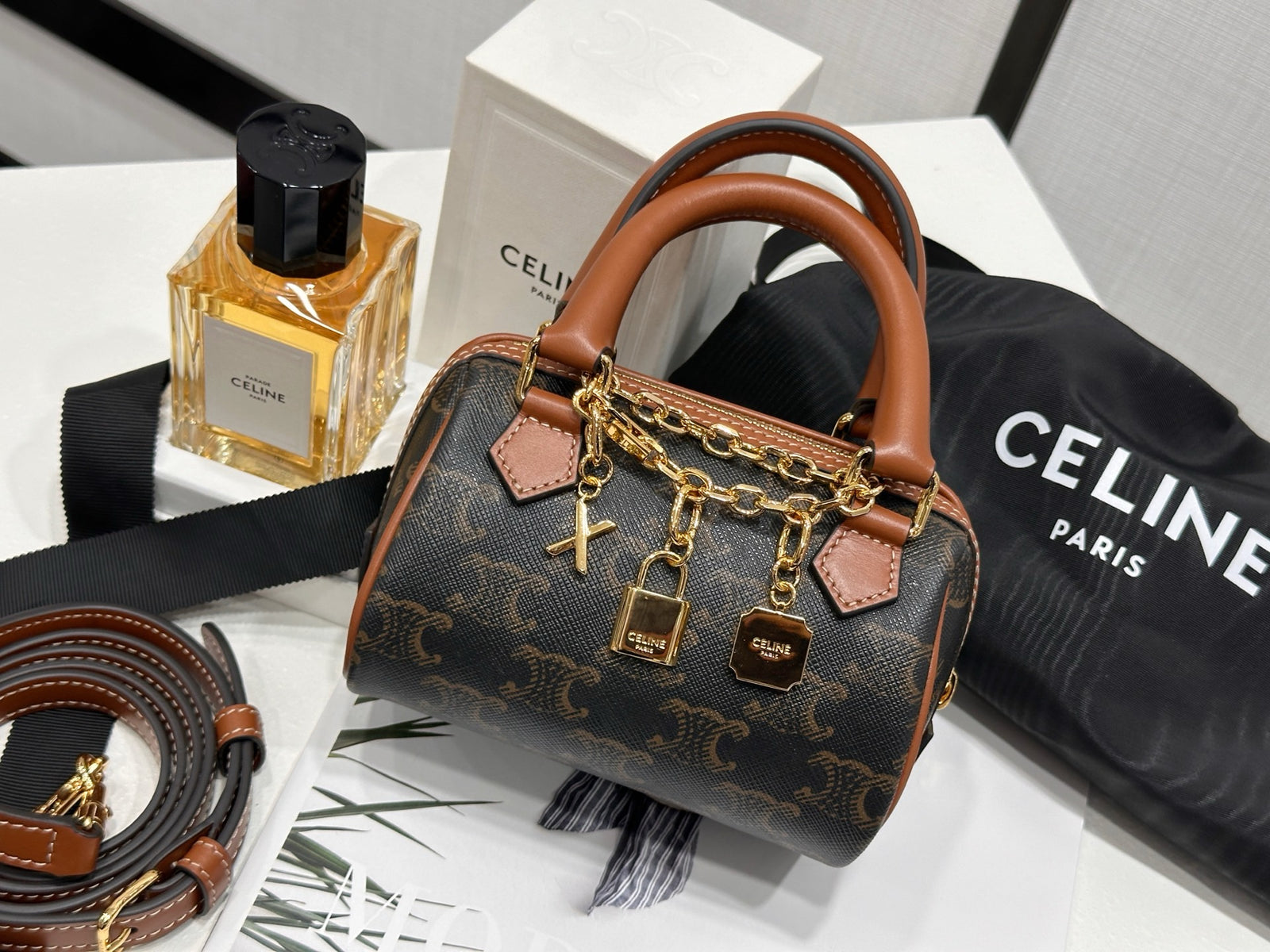 셀린느 트리옹프 카바스 미니 보스턴백