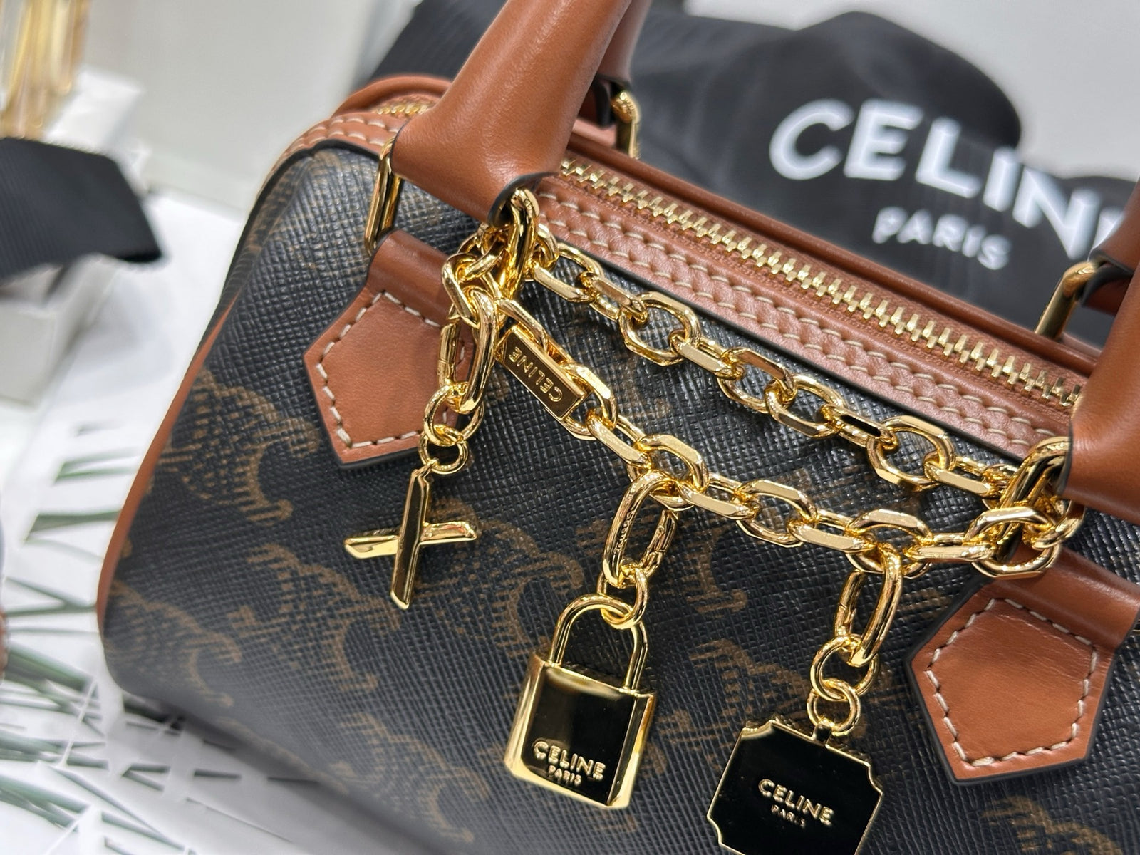 셀린느 트리옹프 카바스 미니 보스턴백