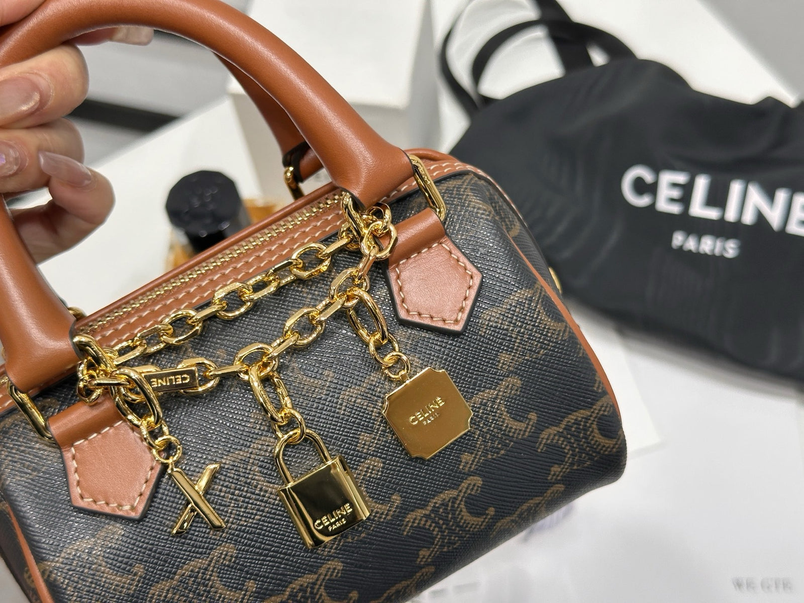 셀린느 트리옹프 카바스 미니 보스턴백