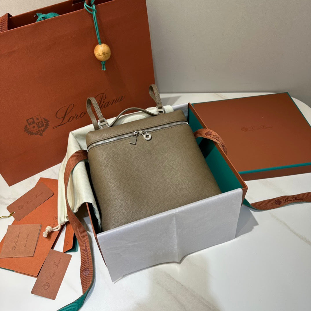 로로피아나 엑스트라포켓 백팩 L23.5 (웜 매스틱/은장)