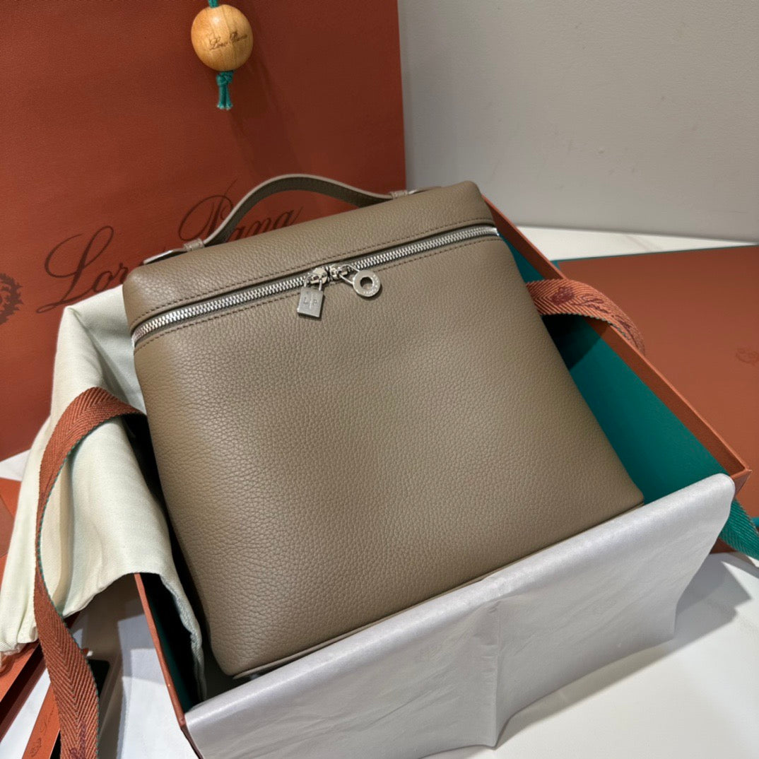 로로피아나 엑스트라포켓 백팩 L23.5 (웜 매스틱/은장)