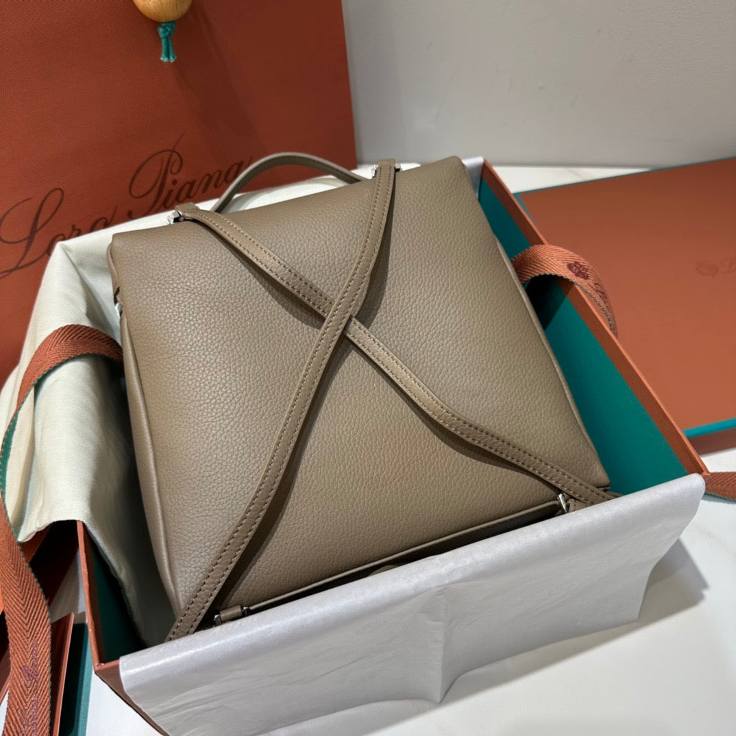 로로피아나 엑스트라포켓 백팩 L23.5 (웜 매스틱/은장)