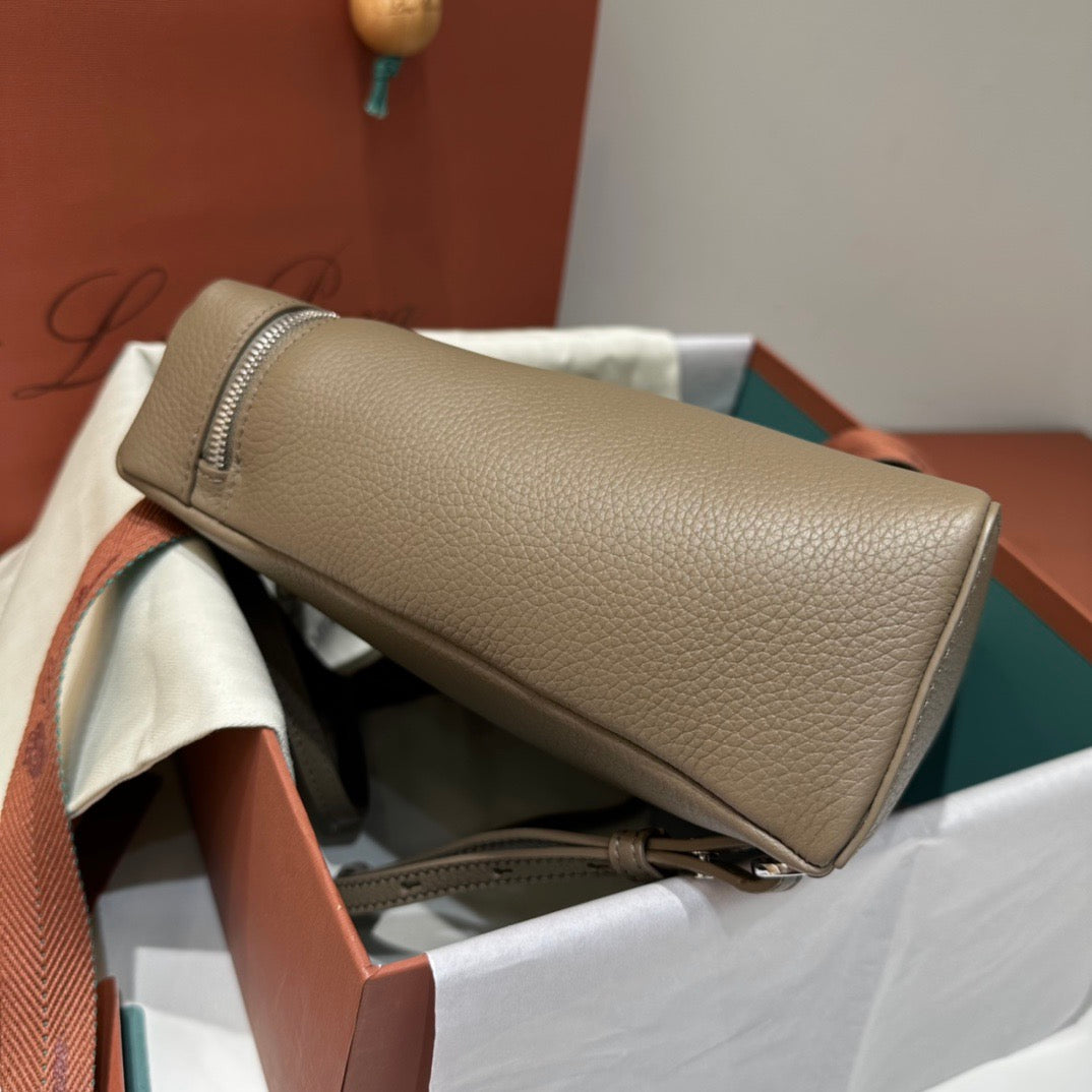 로로피아나 엑스트라포켓 백팩 L23.5 (웜 매스틱/은장)