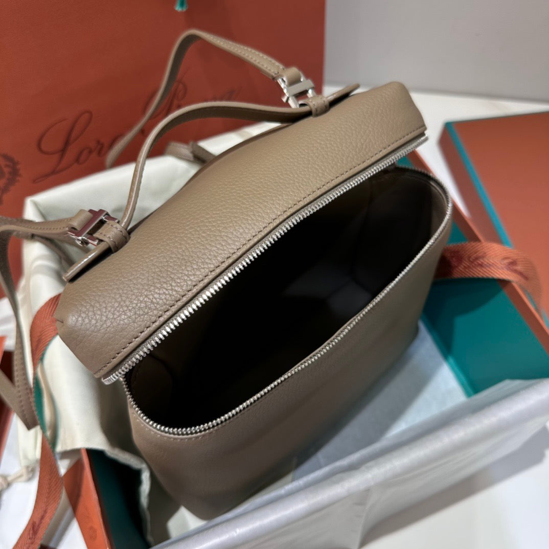 로로피아나 엑스트라포켓 백팩 L23.5 (웜 매스틱/은장)