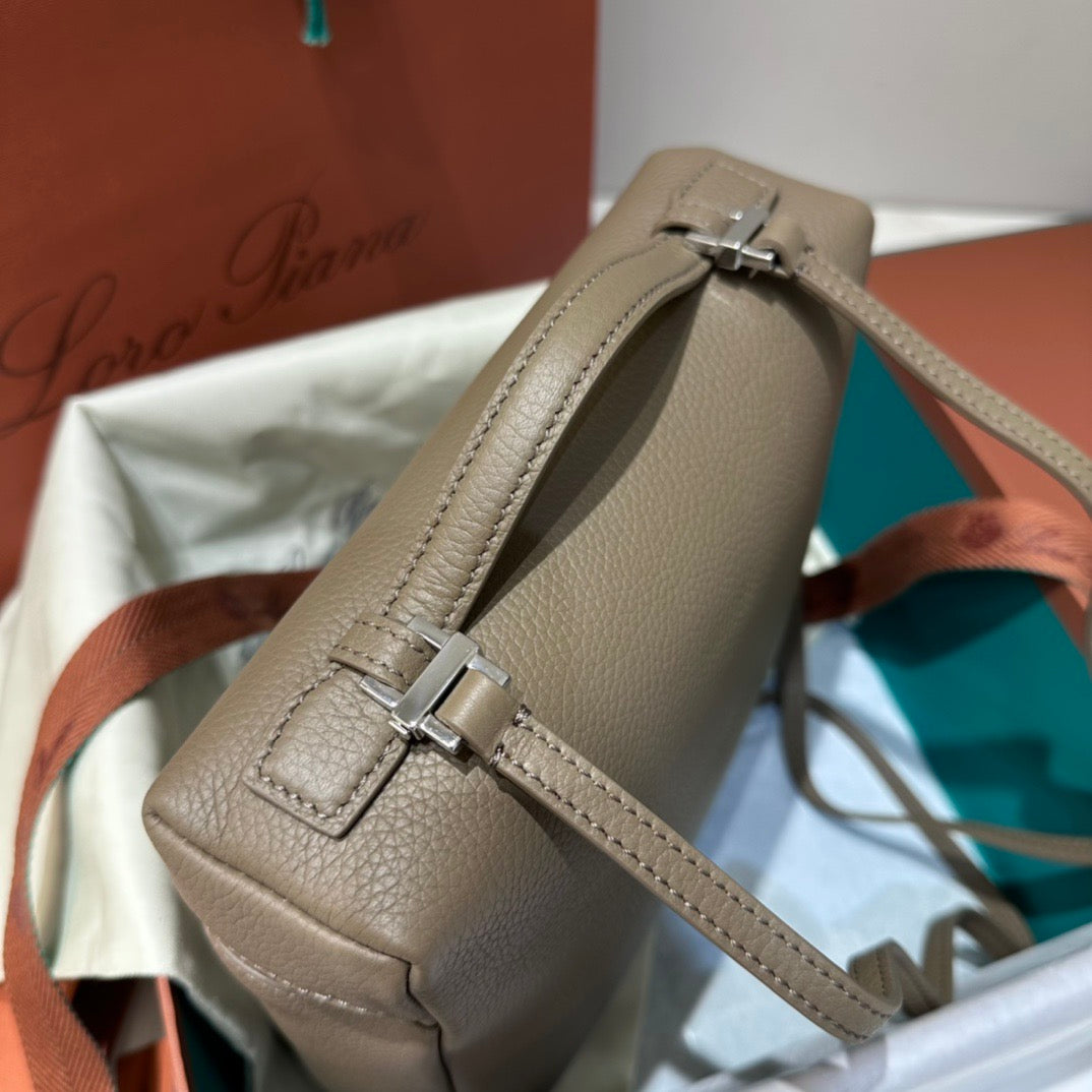 로로피아나 엑스트라포켓 백팩 L23.5 (웜 매스틱/은장)