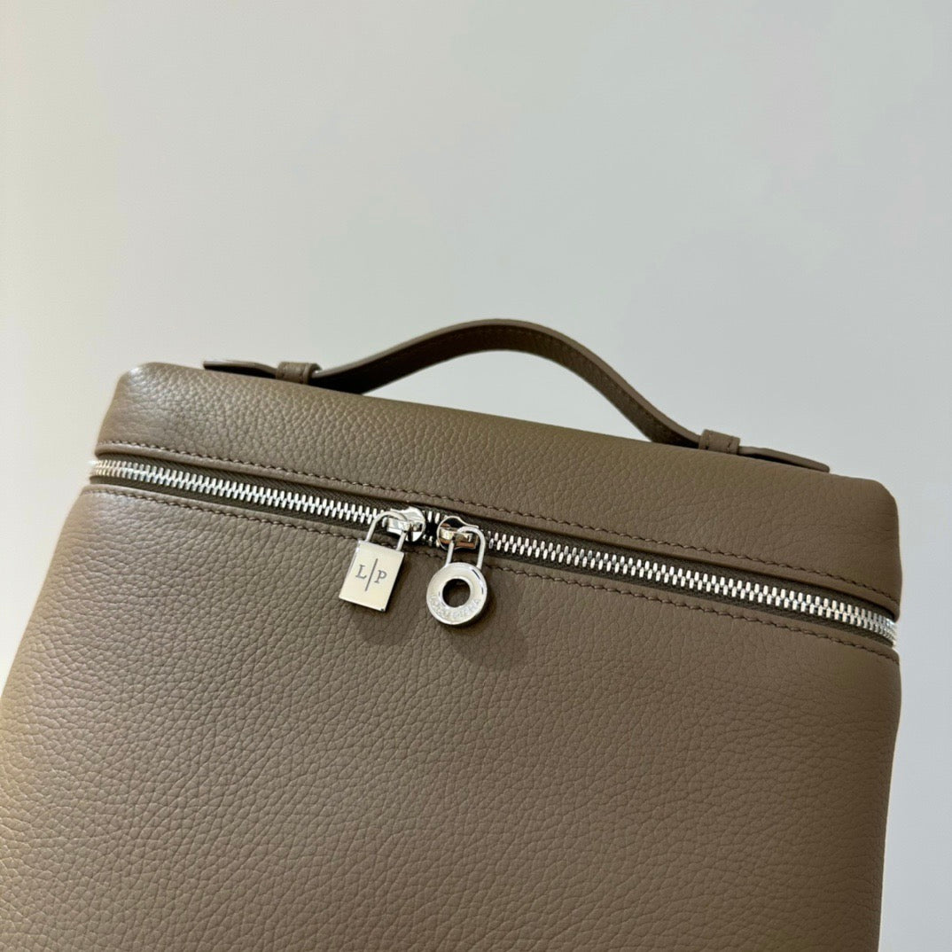 로로피아나 엑스트라포켓 백팩 L23.5 (웜 매스틱/은장)