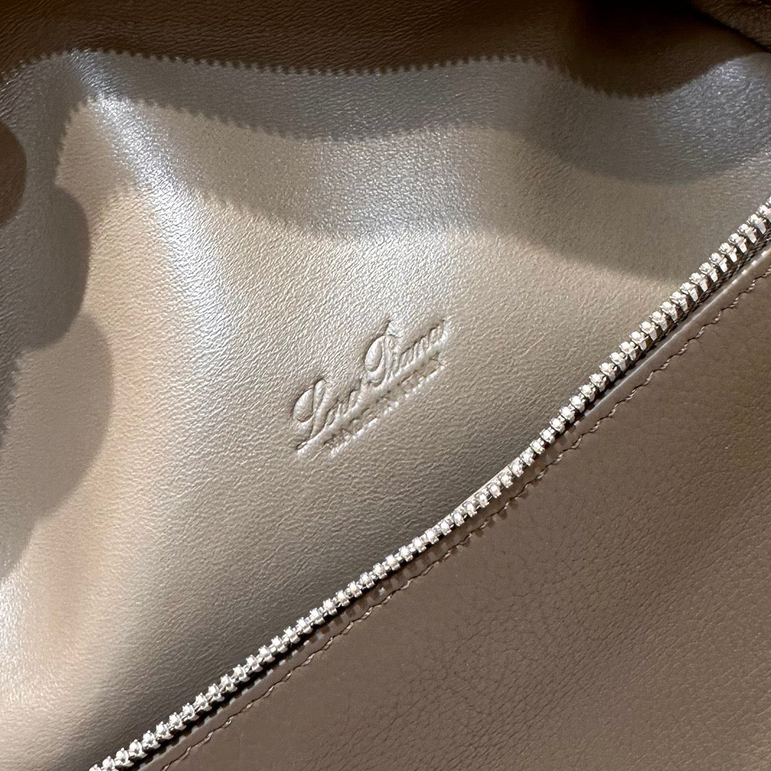 로로피아나 엑스트라포켓 백팩 L23.5 (웜 매스틱/은장)