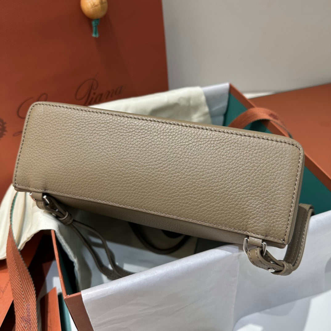 로로피아나 엑스트라포켓 백팩 L23.5 (웜 매스틱/은장)