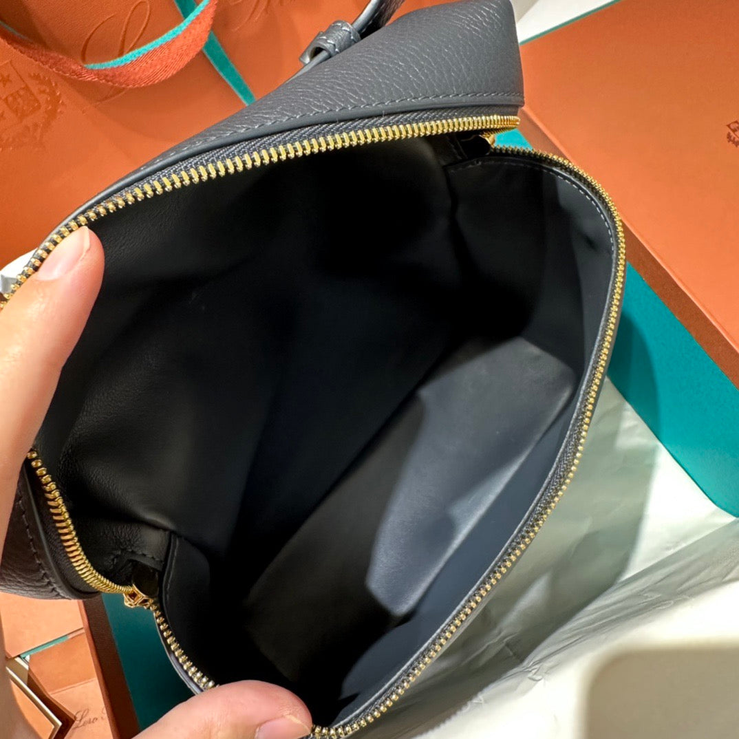 로로피아나 엑스트라포켓 백팩 L23.5 (블루 네이비/금장)