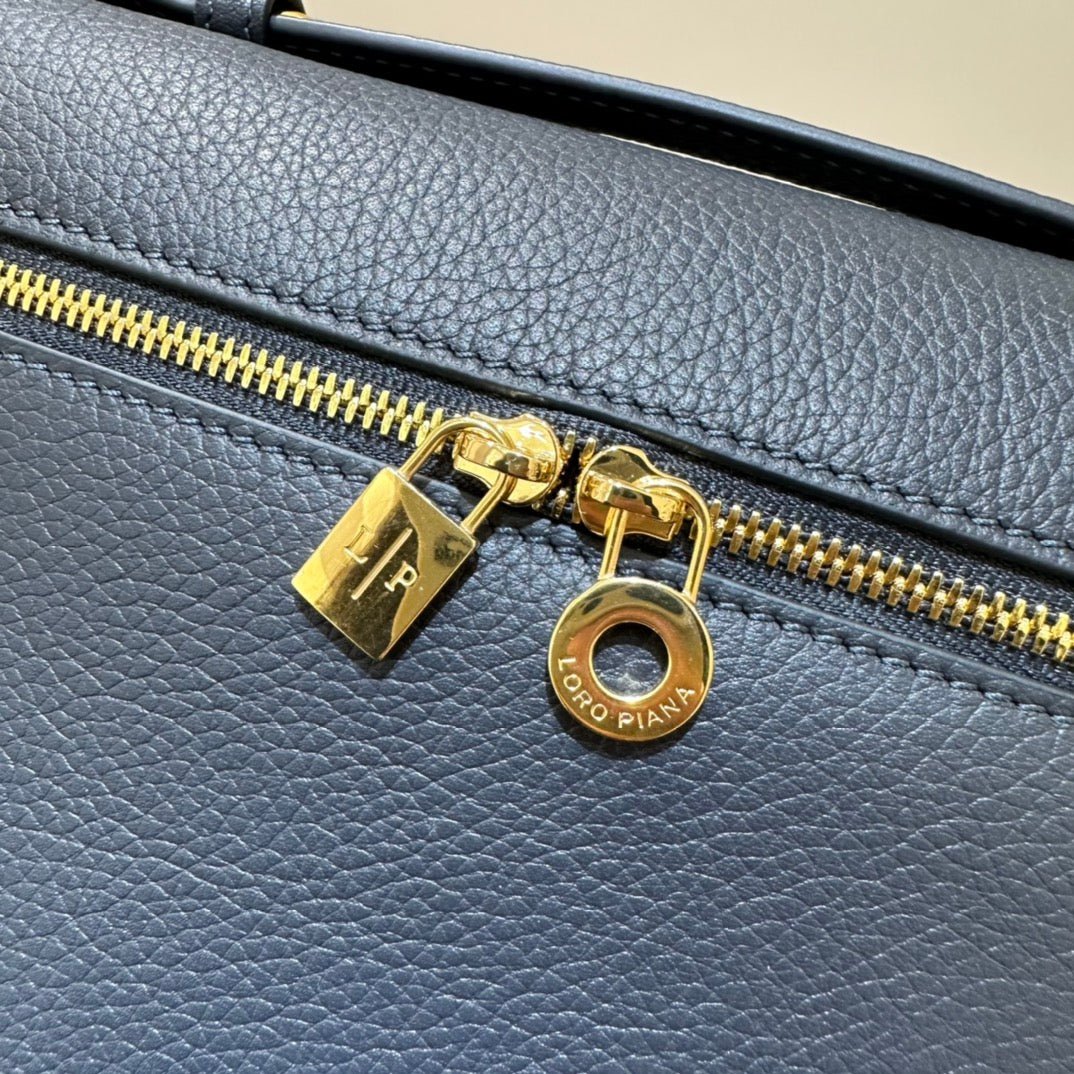 로로피아나 엑스트라포켓 백팩 L23.5 (블루 네이비/금장)