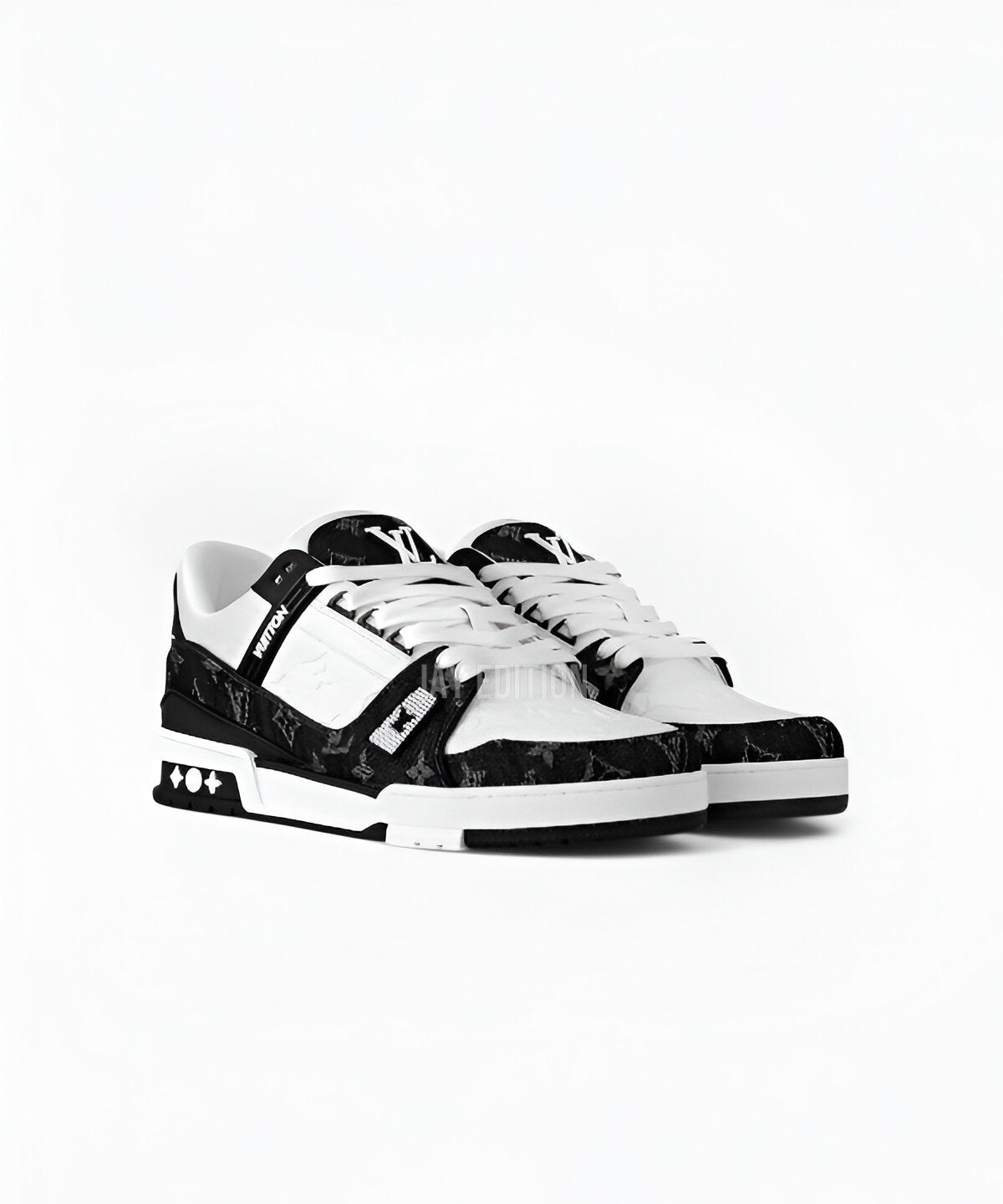 루이비통 LV 트레이너 스니커즈 화이트 가죽과 LV 로고, 모던한 스트리트 감각의 하이엔드 스니커즈