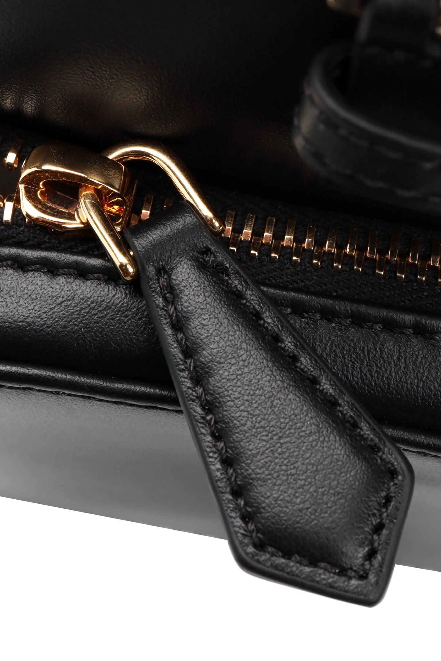 미우미우 가죽 백팩