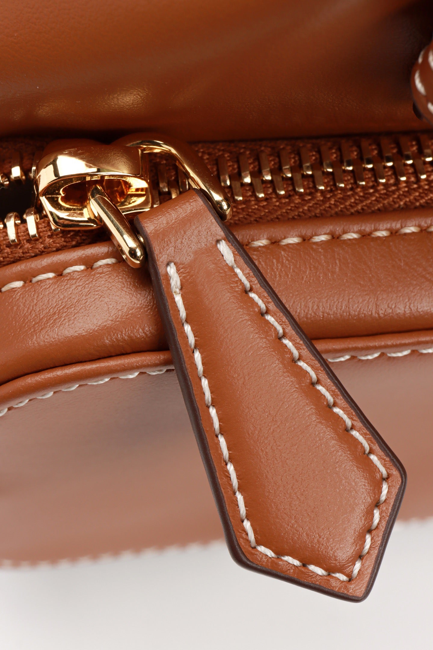 미우미우 가죽 백팩