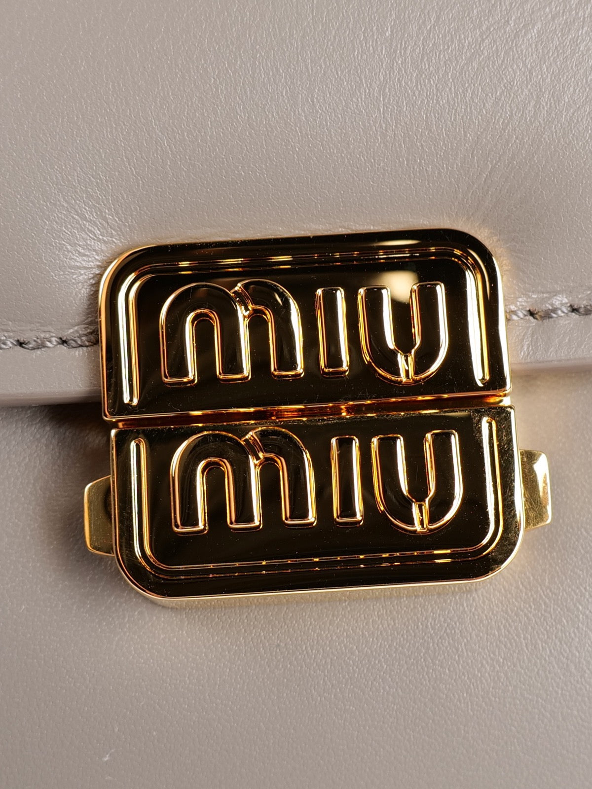 미우미우 레더 숄더백