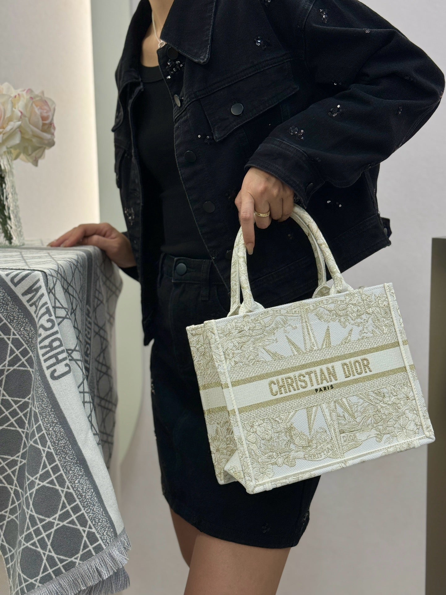 디올 골드 메탈릭 스레드 북 토트백 스몰