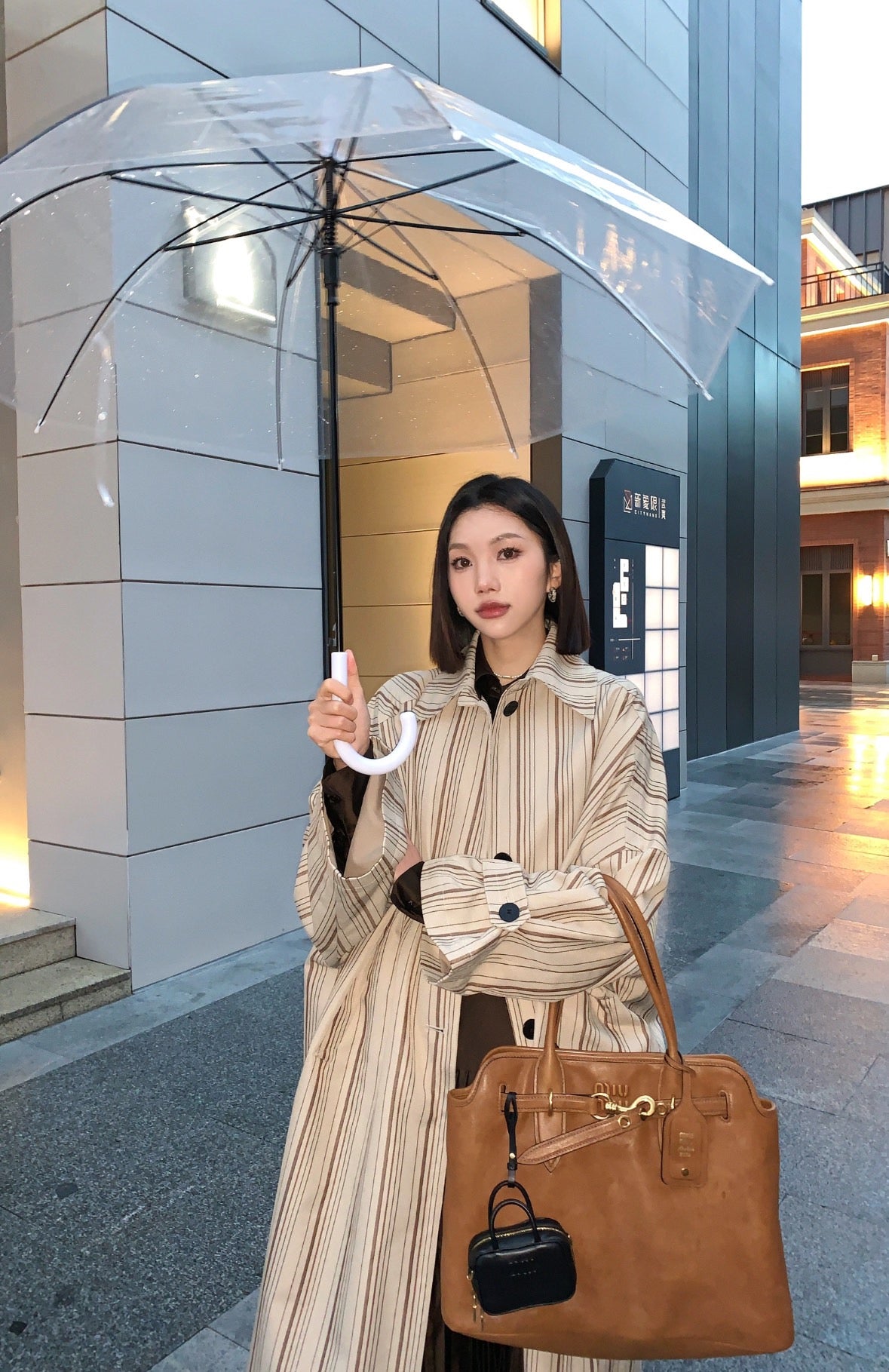 미우미우 아방뛰르 나파 가죽 탑 핸들 백 미디움