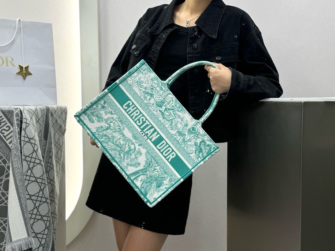 디올 뜨왈 드 주이 리버스 자수 북 토트백 미디움