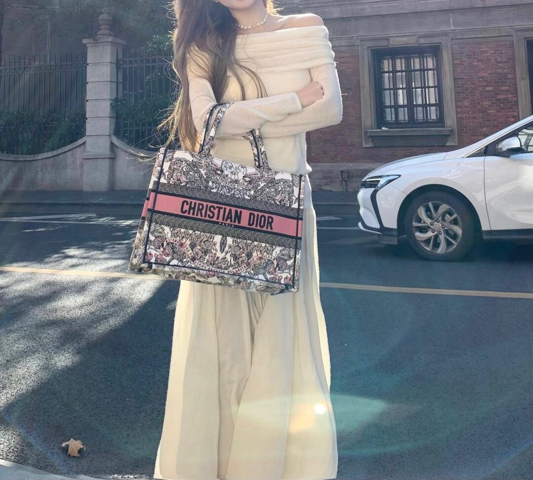 디올 파스텔 핑크 버터플라이 어라운드 더 월드 북 토트백 미디움