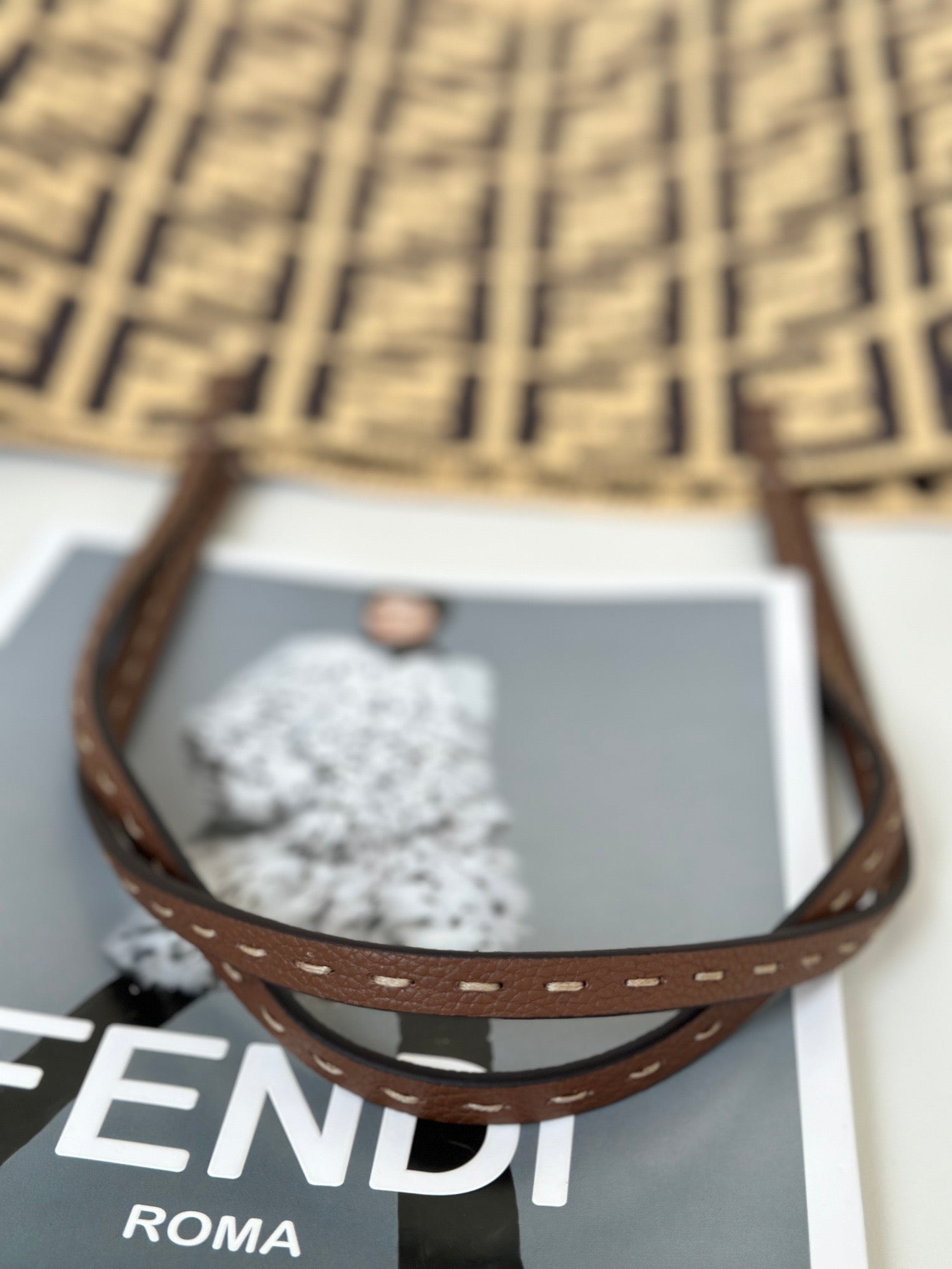 펜디 롤 FF 라피아 라지