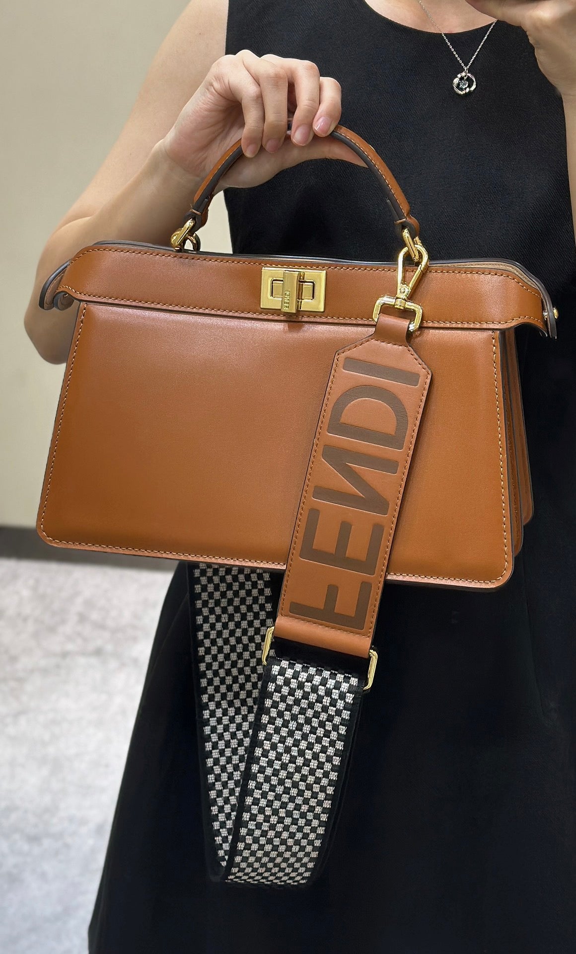 펜디 피카부 I See U 이스트웨스트