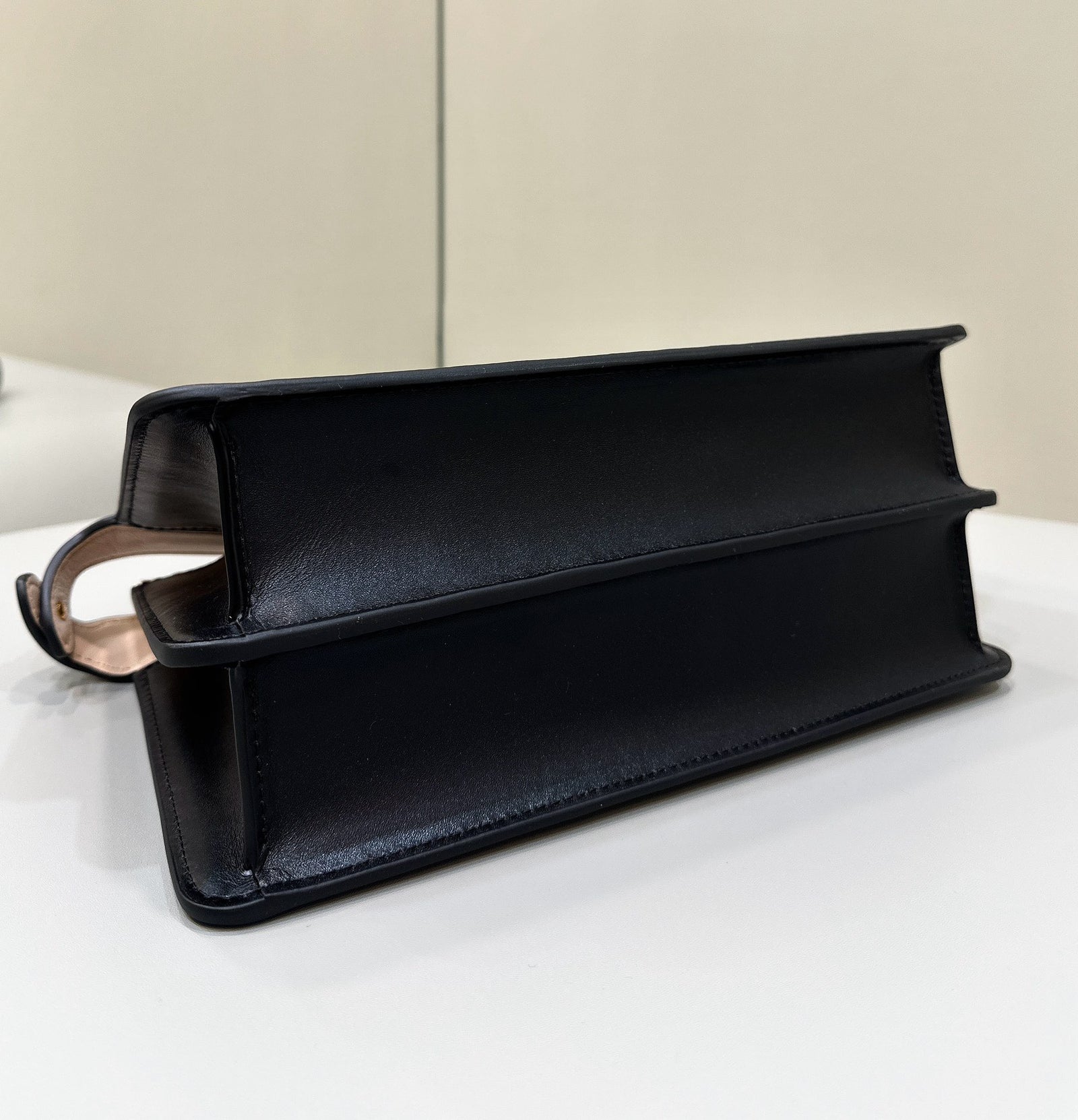 펜디 피카부 I See U 이스트웨스트