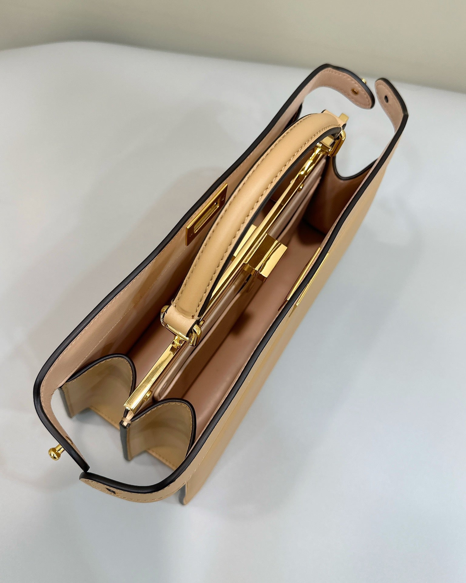 펜디 피카부 I See U 이스트웨스트