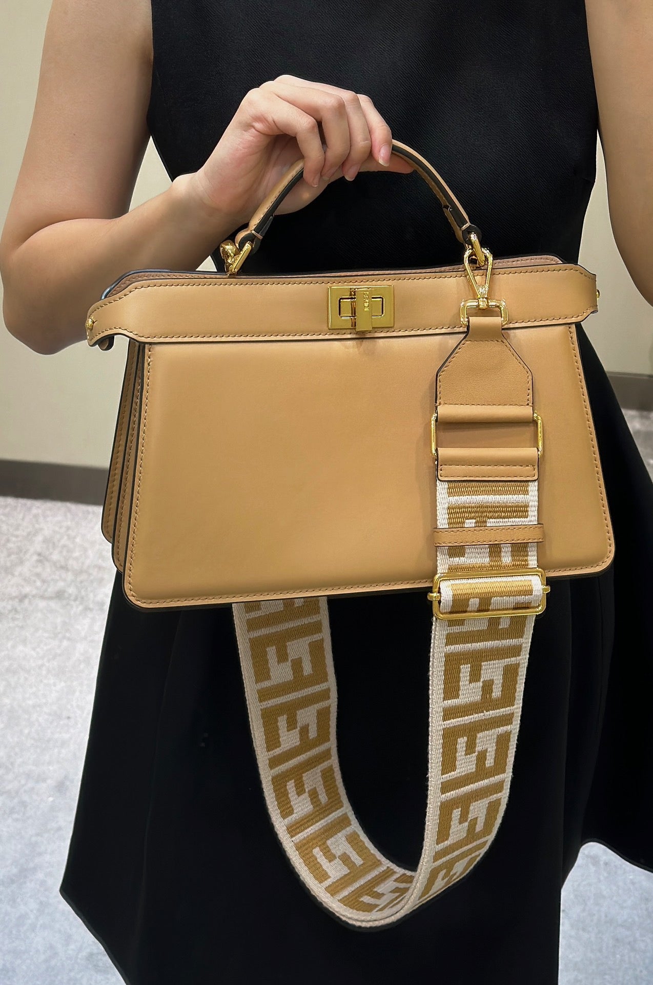 펜디 피카부 I See U 이스트웨스트